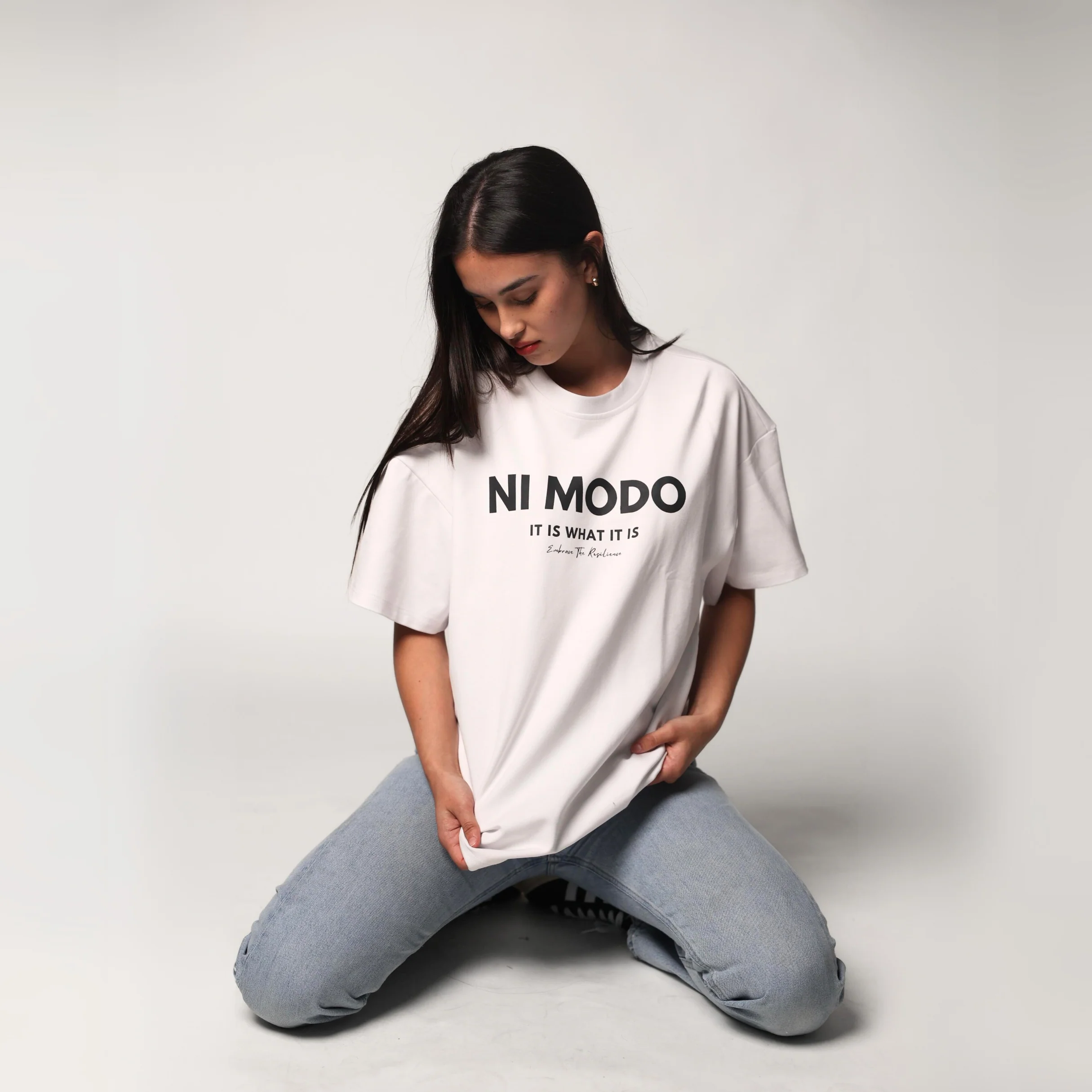 Ni Modo Tee - Leche White - Image 3